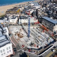 Construction_dun_parking_souterrain_devant_le_Casino_de_Trouville._Photo_aérienne_François_Monier_.jpeg.jpg