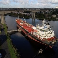 Un_mélassier_dans_le_port_de_Caen._Photo_aérienne_François_Monier_._Septième_Ciel_Images_._octobre_2017_.jpg