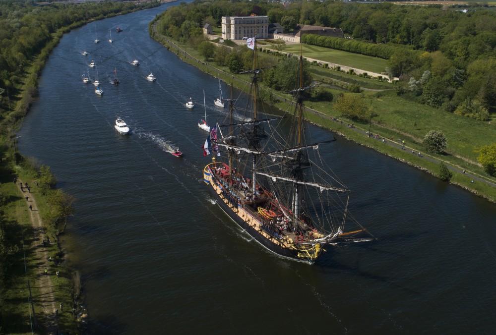lHermione_devant_le_château_de_Bénouville_1.JPG